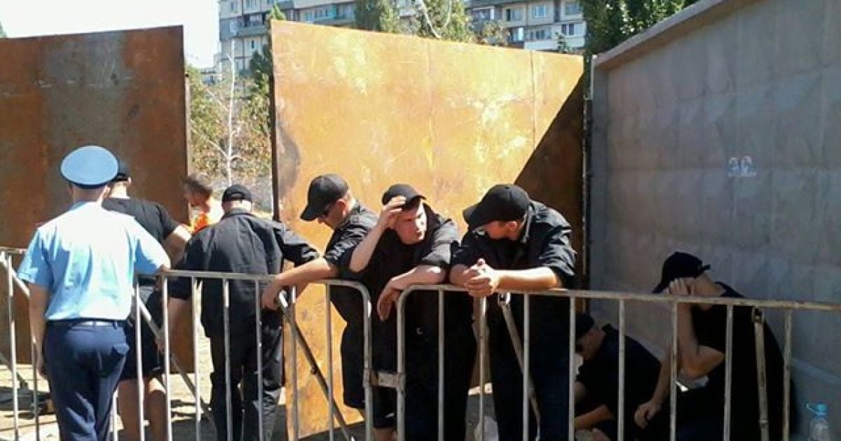 Захисники скверу в Києві не збираються віддавати його під супермаркет