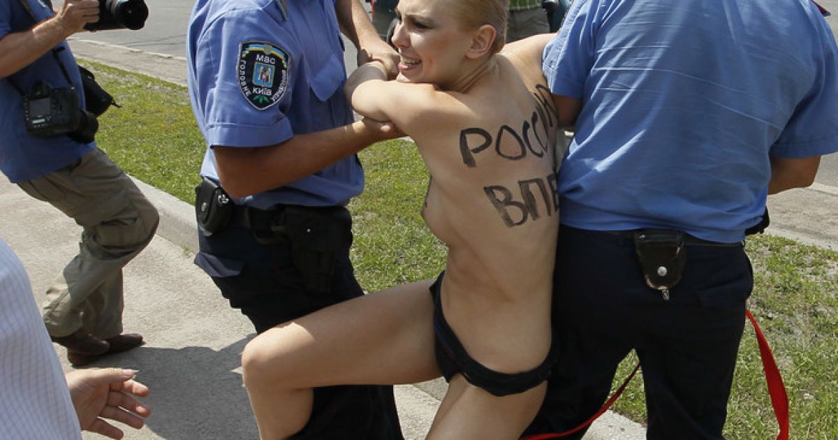 Активістка FEMEN вдавала з себе гімнастку та освідчувалася Путіну / © http://twitter.com/mrskutcher
