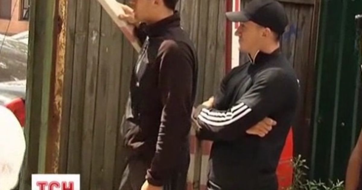 Хлопці охороняють в&#039;їзд до подвір&#039;я