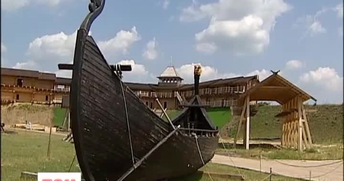 Після воріт у парку розмістилося трохи осучаснене десяте століття