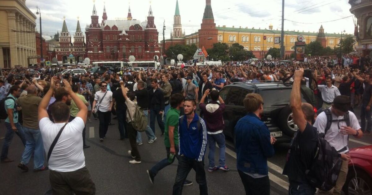 Люди кричать "Ганьба!" і "Свободу!" / © twitter.com/dternovskiy