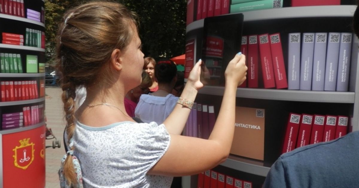 В Одесі поставили стелажі з QR-кодами замість книг.