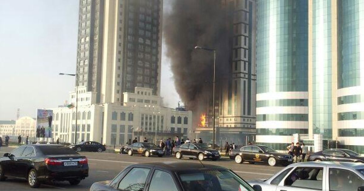 У Центрі Грозного палає елітна багатоповерхівка / © pvo.guns.ru