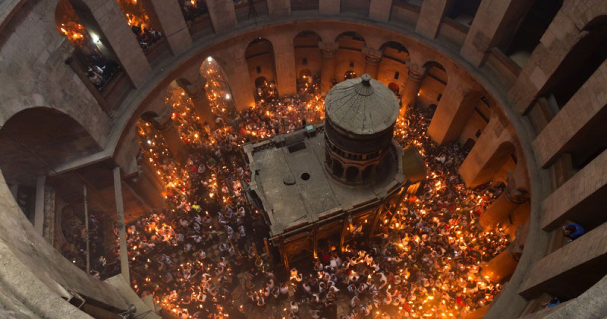 У Храмі Гробу Господнього зійшов Благодатний вогонь / © Фото EPA/UPG