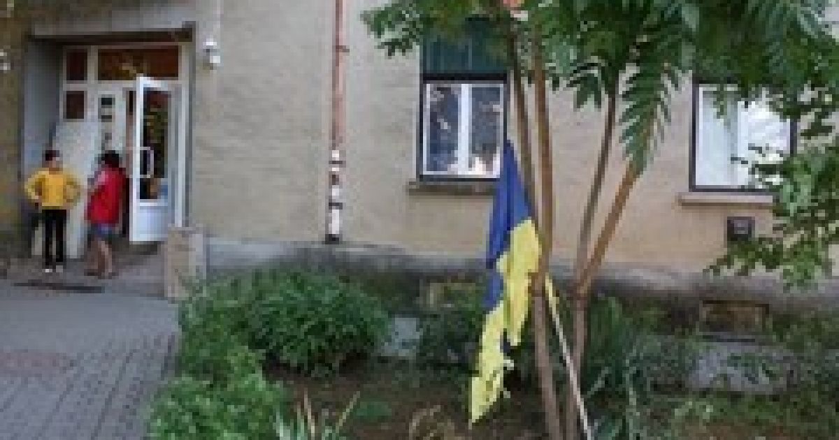 На Закарпатті невідомі спаплюжили український прапор
