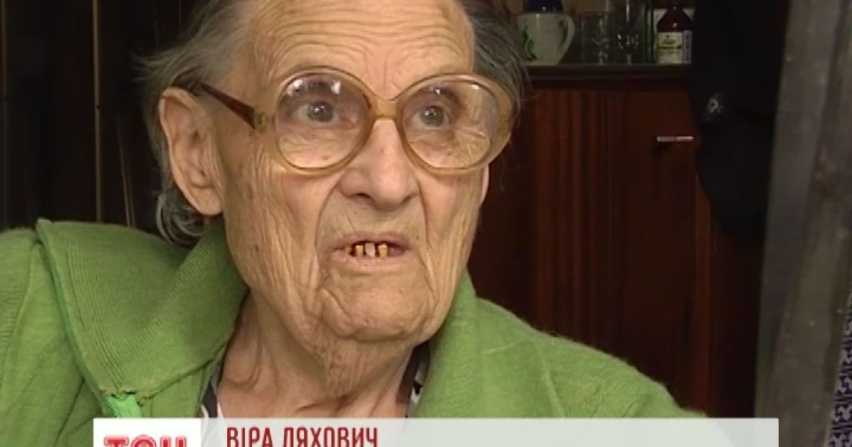 Бабуся вже 10 діб живе під замком