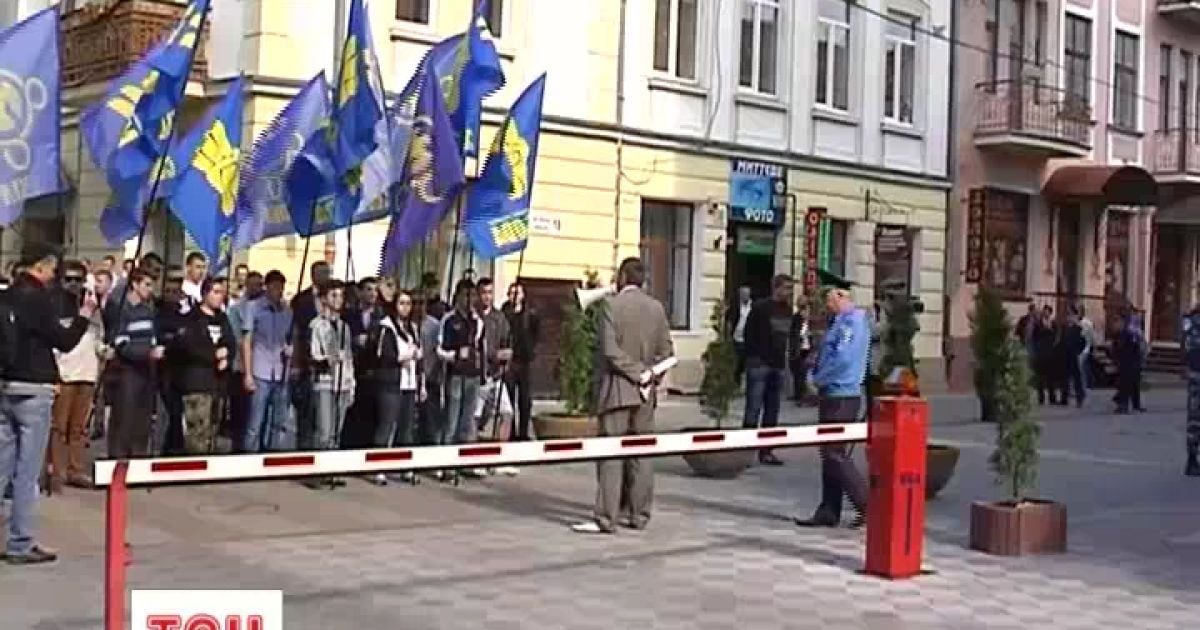 Свободівці поштовхалися з "Беркутом" після суду над своїми побратимами