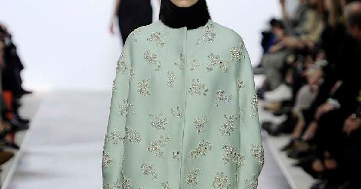 Giambattista Valli пропонують носити хутряні коміри і спідниці з запахом