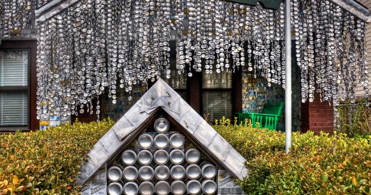 Американець обклеїв банками  свій будинок. / © Оrange Show