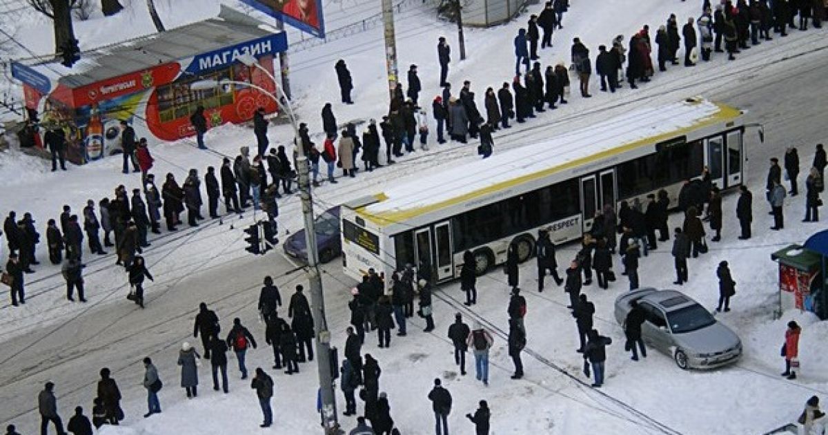 На зупинках кияни стоять у багатокілометрових чергах