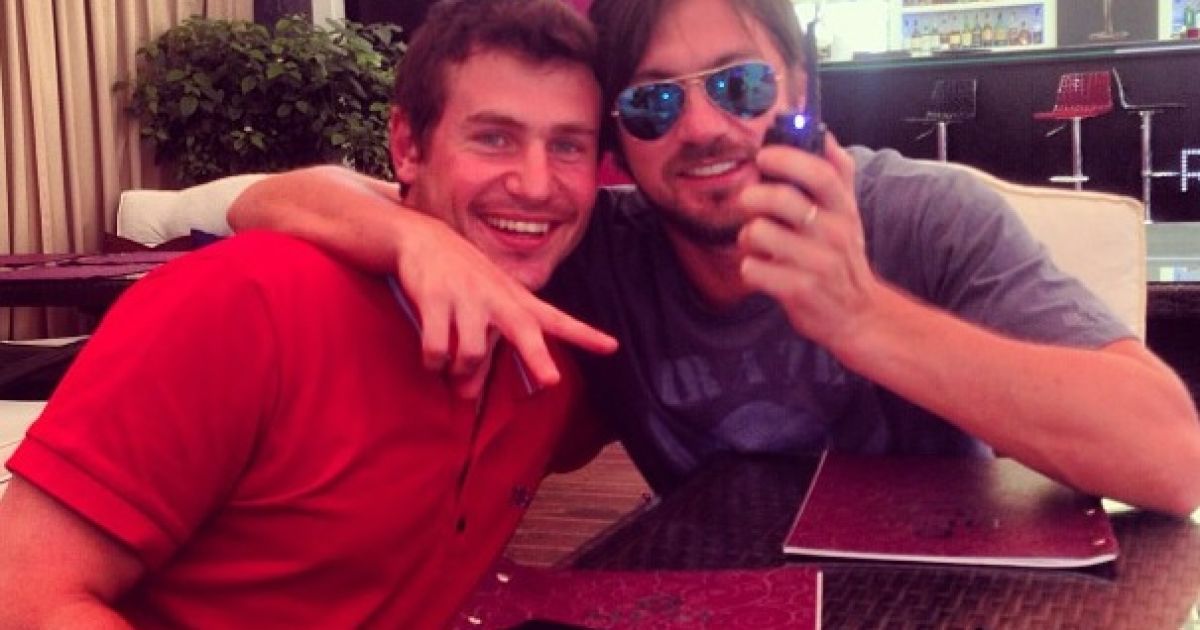 Тим часом Мілевський продовжує тусити в Києві. Артем з тенісистом Сергієм Бубкою.