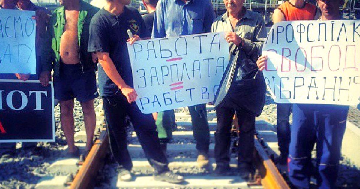 Будівельники перекрили міст, який самі збудували.