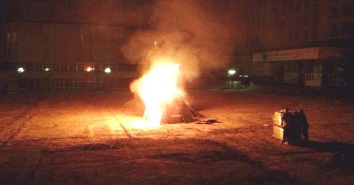 Паркан спалили на головній площі університету