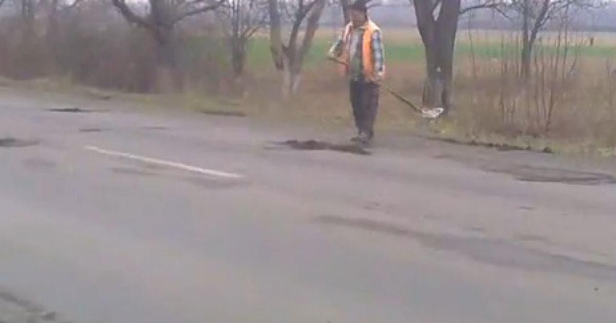 На Закарпатті дороги латають землею з лісу