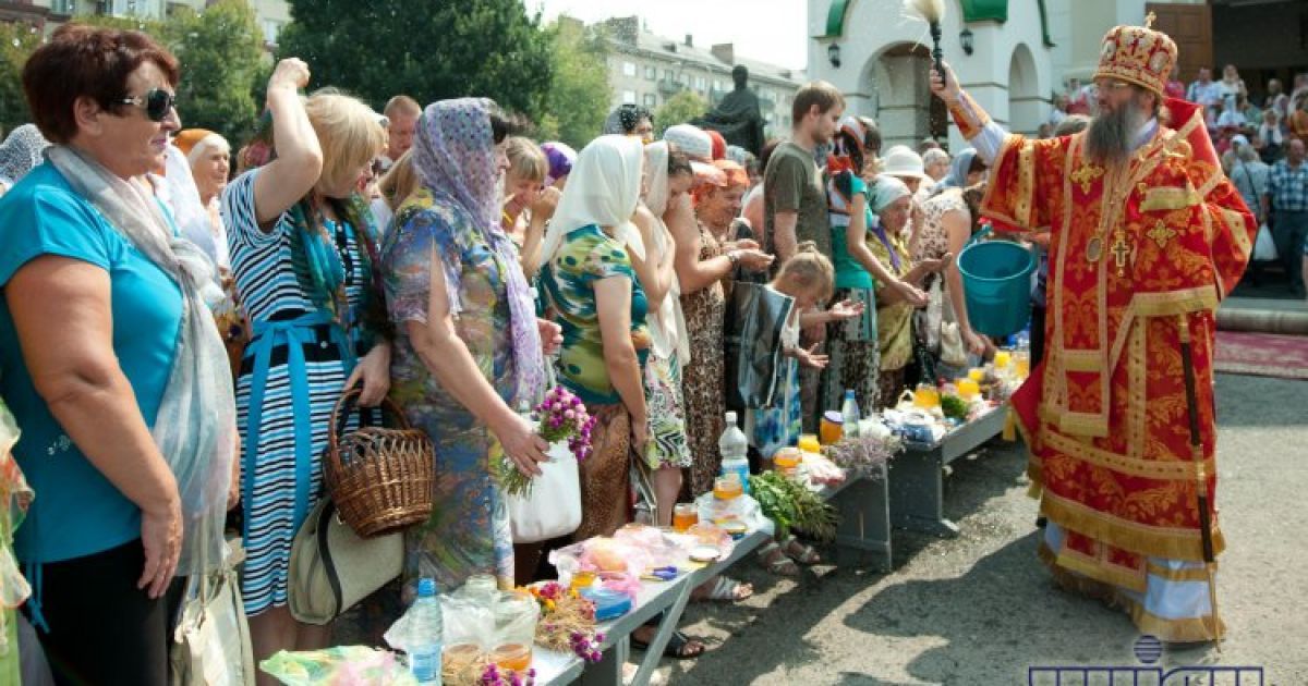 Українці відзначають Медовий Спас.