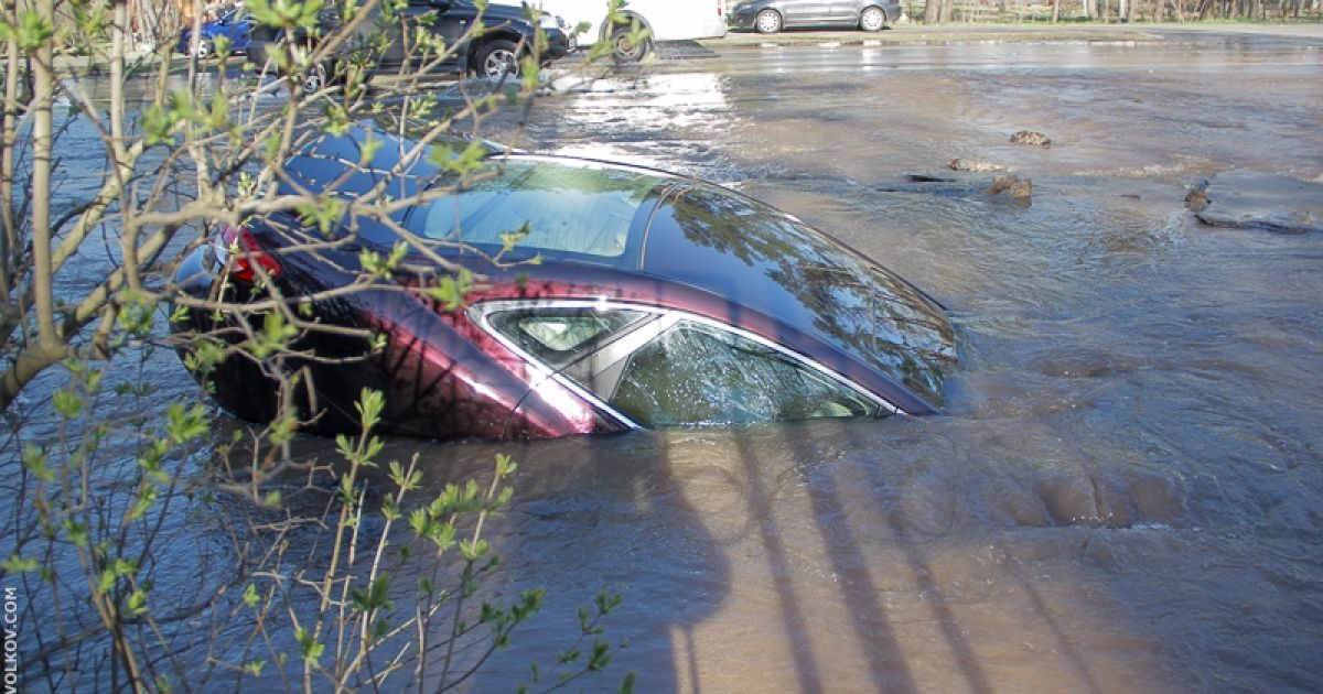 Автомобіль провалився під землю