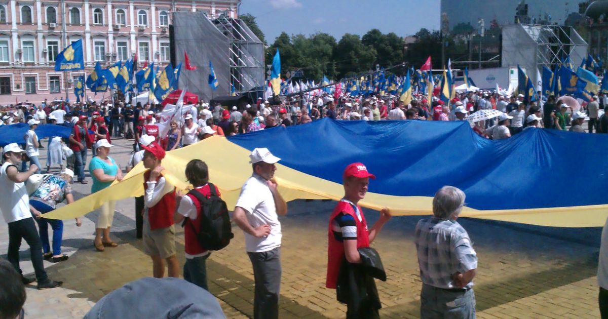 За винагороду мітингувальники без проблем погоджувалися працювати у протилежному політичному таборі.