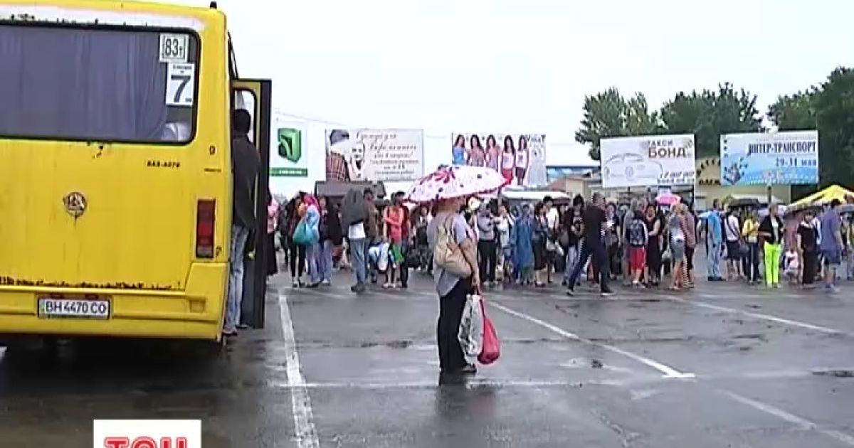 Люди мокнули під дощем на базарі