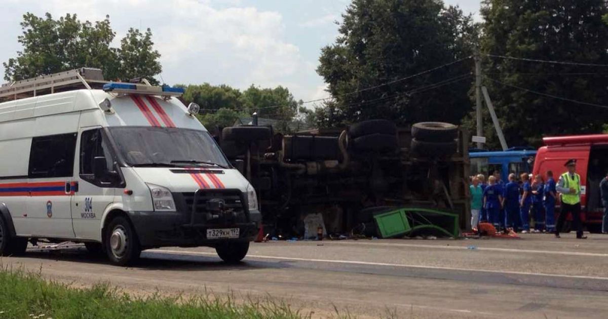 Завантажений щебенем "КАМАЗ" протаранив пасажирський автобус / © Николай Ануфриев/Вконтакте