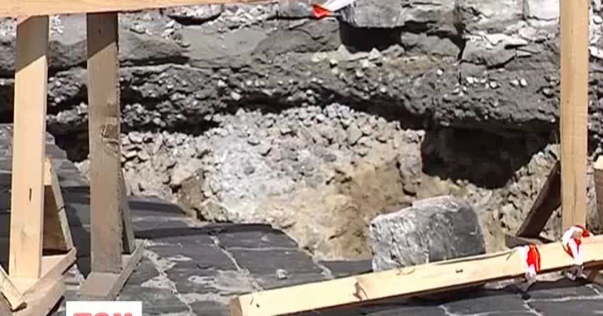 У Львові провалилася дорога через каналізацію часів австрійського кайзера