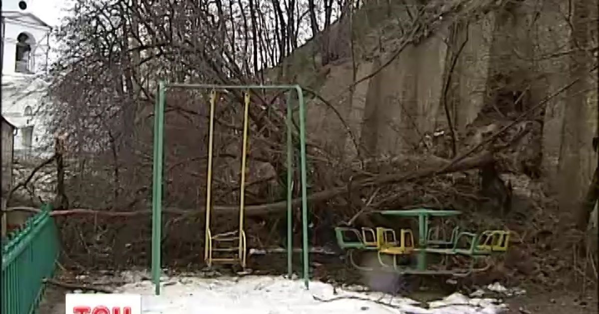 В центрі Києва землею з Замкової гори завалило дитячий майданчик та порвало дроти