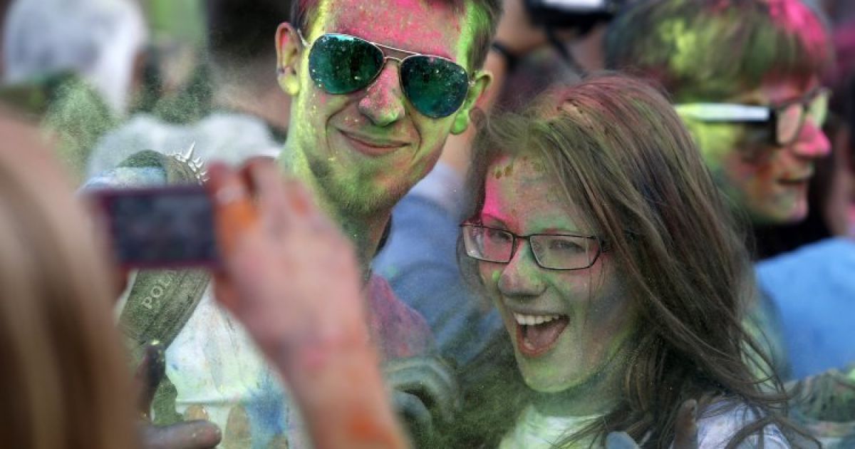 Кияни кидали один в одного фарбою / © УНІАН