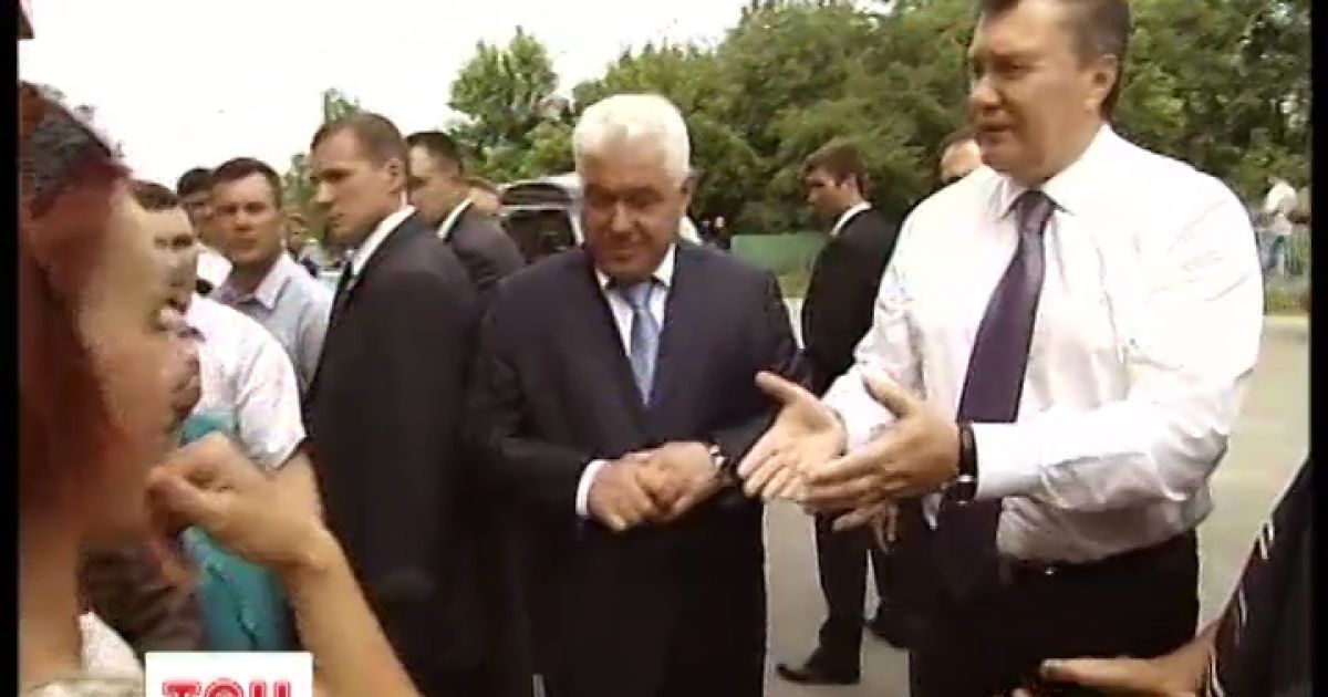 Президент пожертвував гроші на ремонт згорілої хати