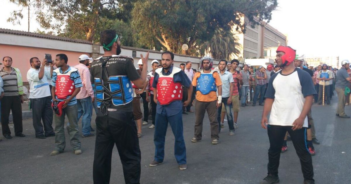 Ісламісти з партії "Брати мусульмани" в Єгипті виганяють президента з посади палицями.