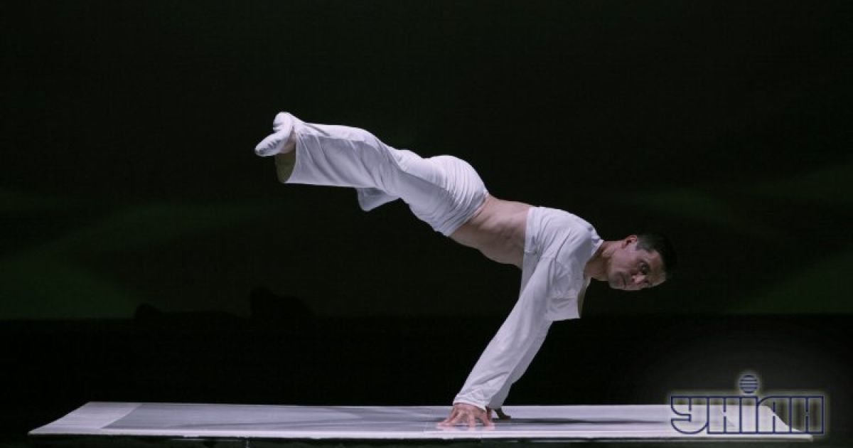 Цирковий артист, майстри еквілібрування, засновник арт-студії Rizoma Анатолій Залевський виступає під час прем'єри нової версії шоу Rizona. / © УНІАН