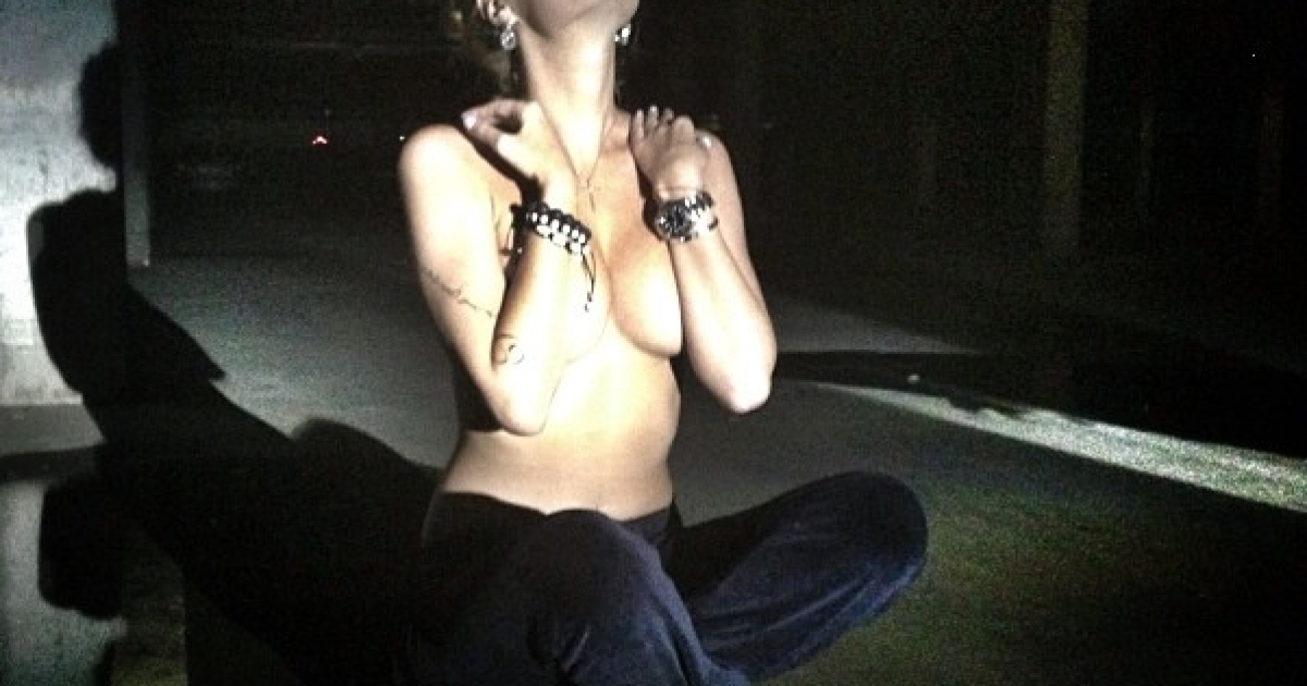 Слава похизувалася пишними формами