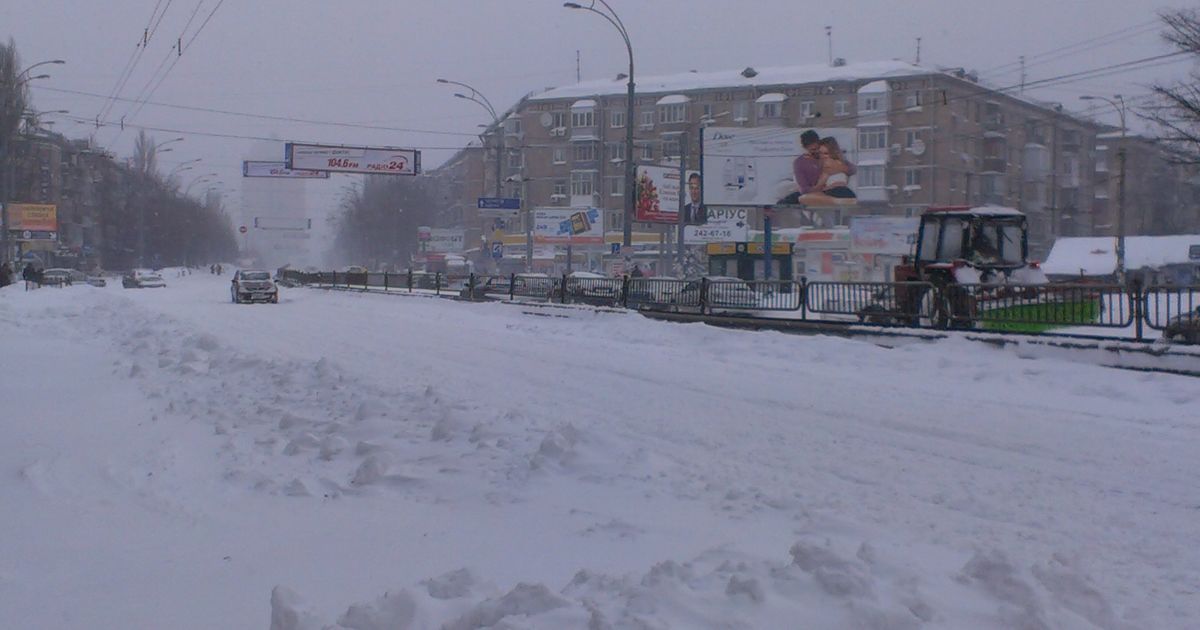 Азаров поїздив засніженими дорогами Києва