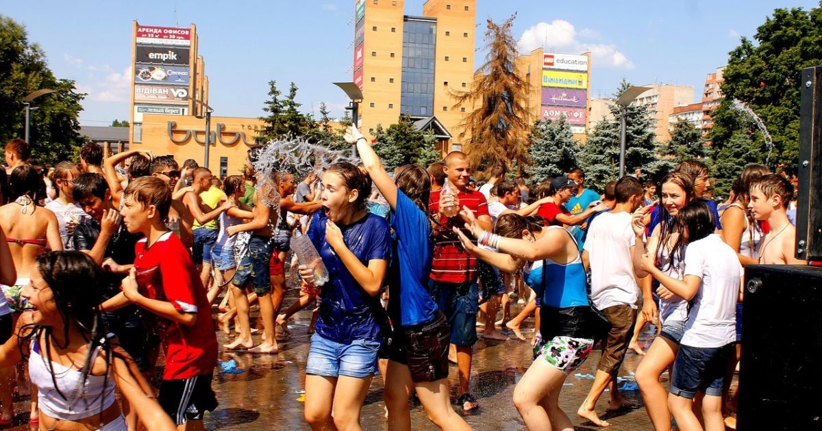 Масштабний "водний бій" відбувся на набережній Дніпропетровська