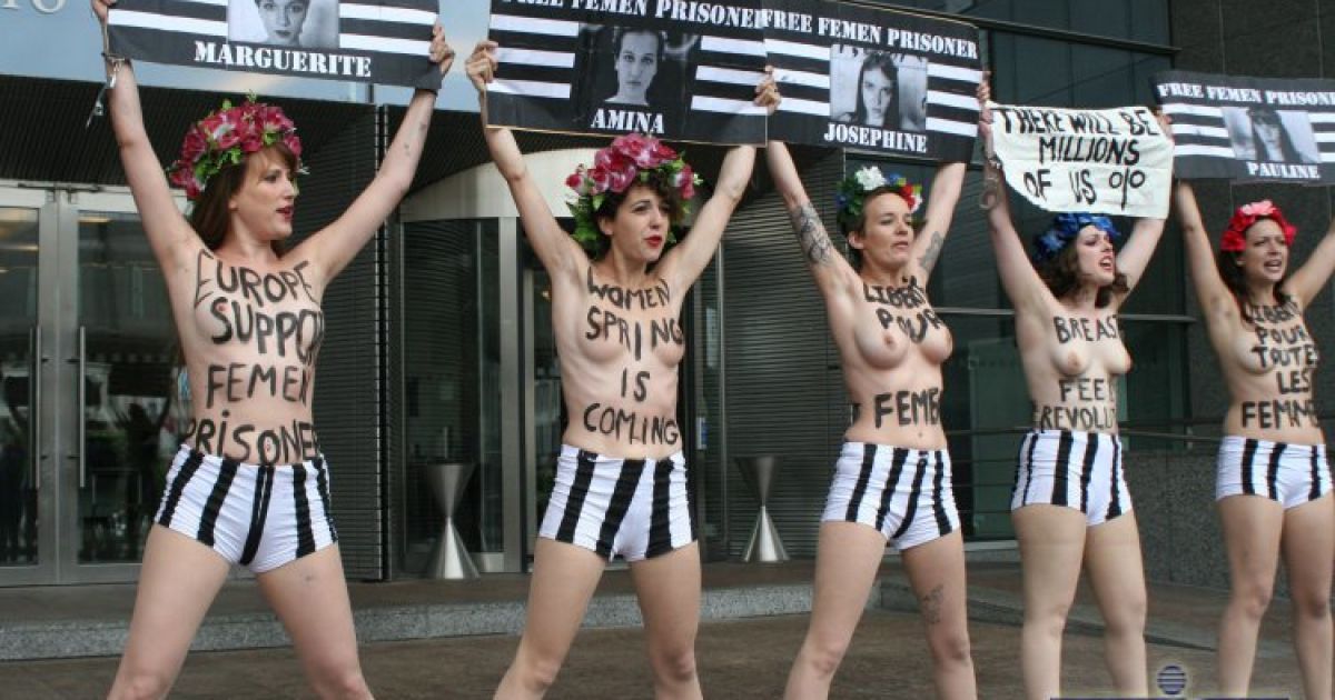 Дівчата з FEMEN влаштували топлес-акцію біля Європарламенту / © УНІАН