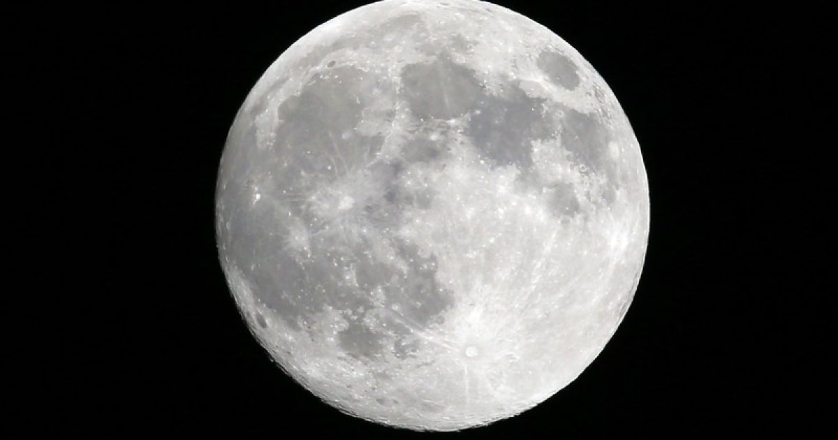 Земляни побачили "супермісяць" / © Фото EPA/UPG