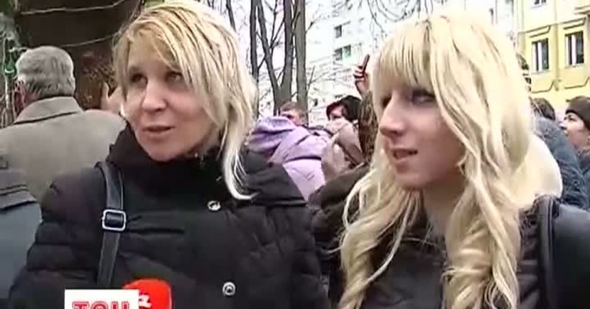 Біля дерева збираються натовпи прочан