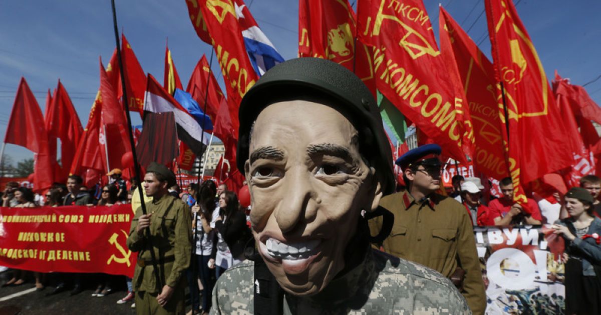В России вывесили скандальный плакат ко Дню Победы с пивом и комедийными персонажами
