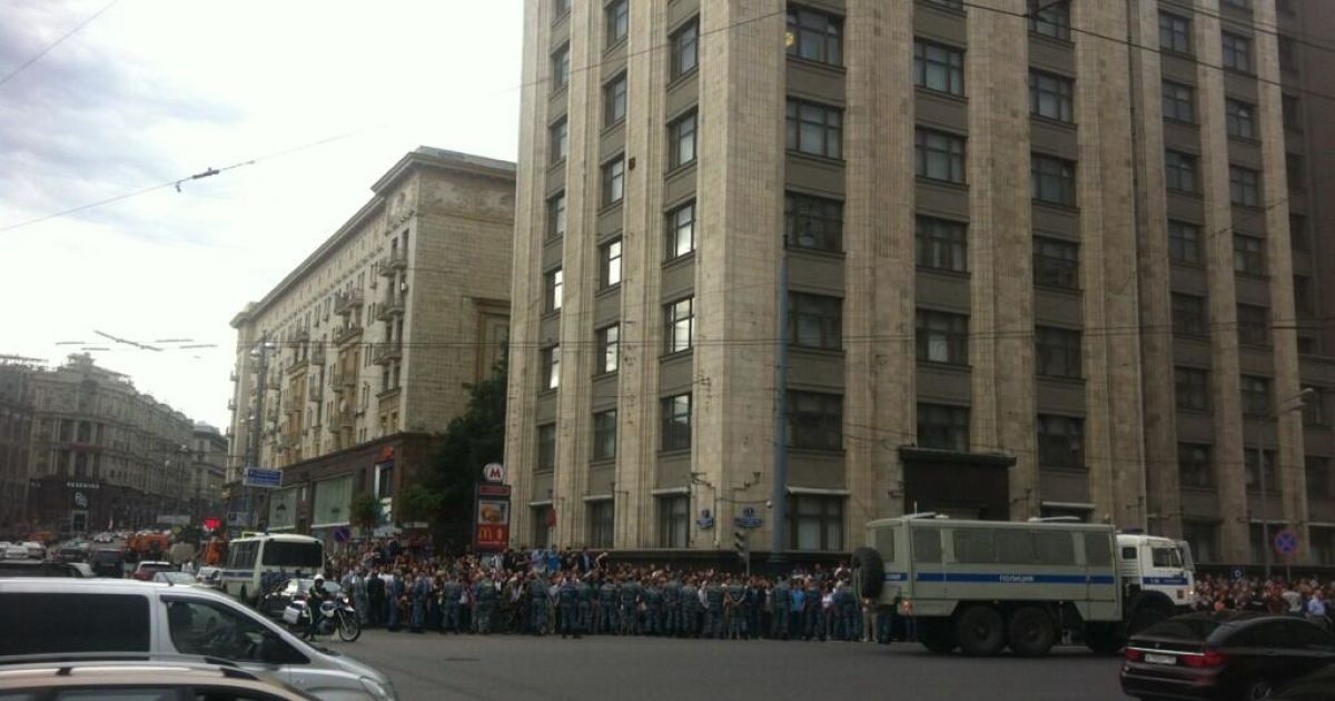 Люди кричать "Ганьба!" і "Свободу!" / © twitter.com/dternovskiy