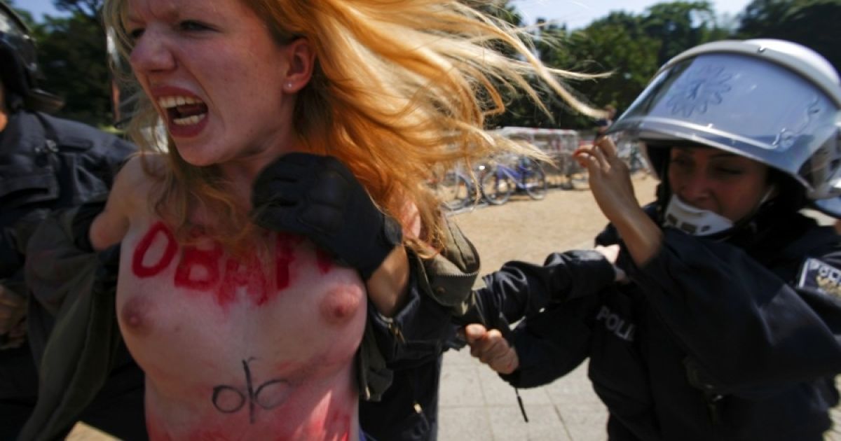 Активістки FEMEN показали принади кортежу Обами