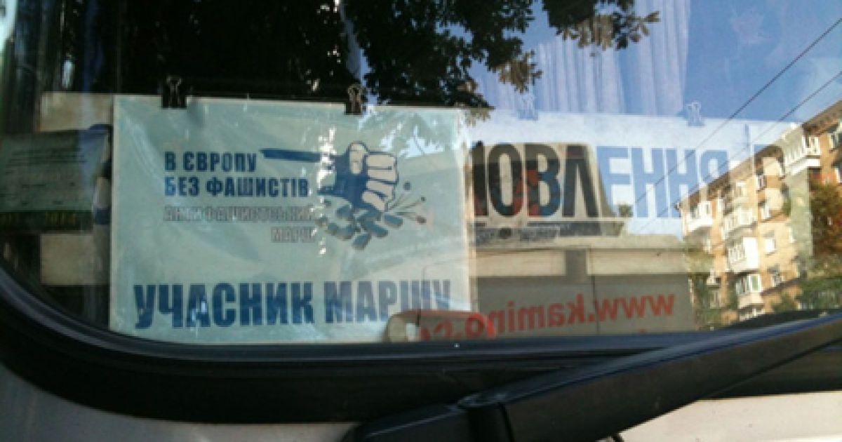 До стін Києво-Печерської лаври з'їжджаються активісти з регіонів.