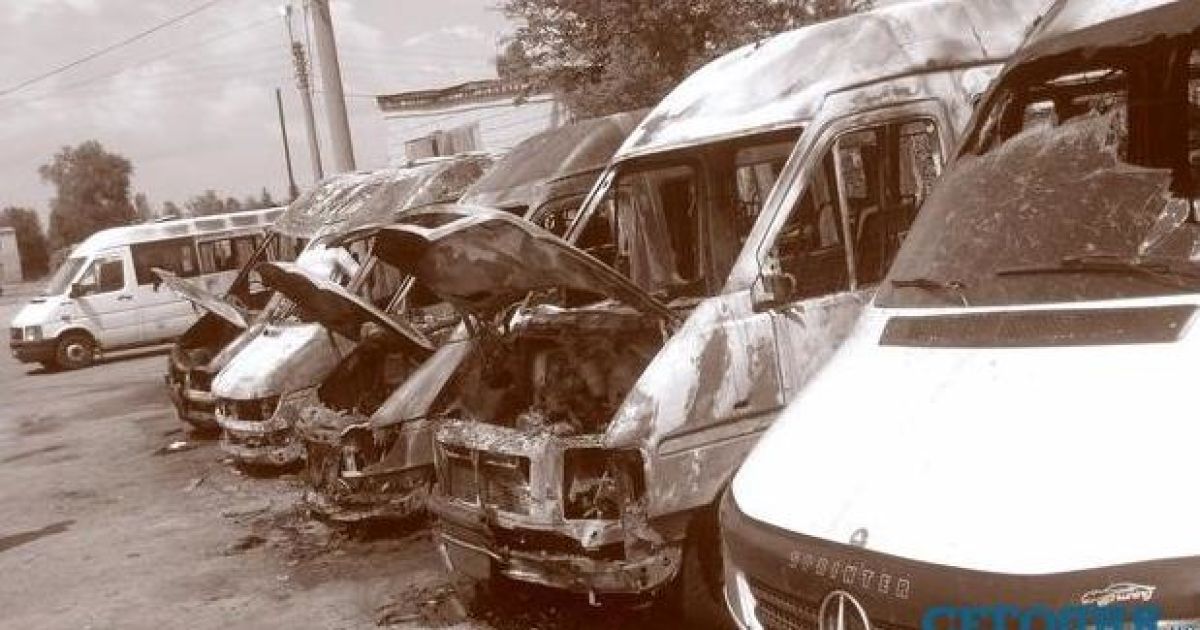 Під Києвом згоріли маршрутки