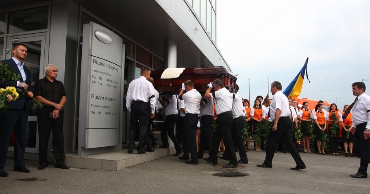 Попрощатися з Вадимом Нестерчуком прийшли друзі, колеги та прості люди / © gazeta.ua