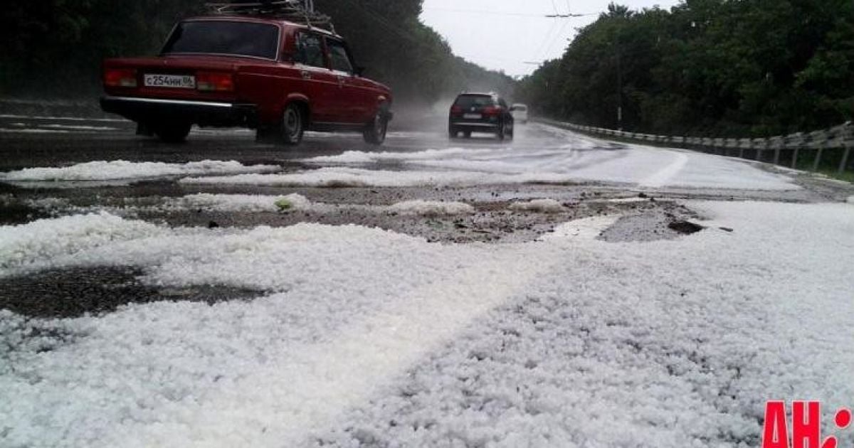 Град випав рівним шаром на проїжджу частину
