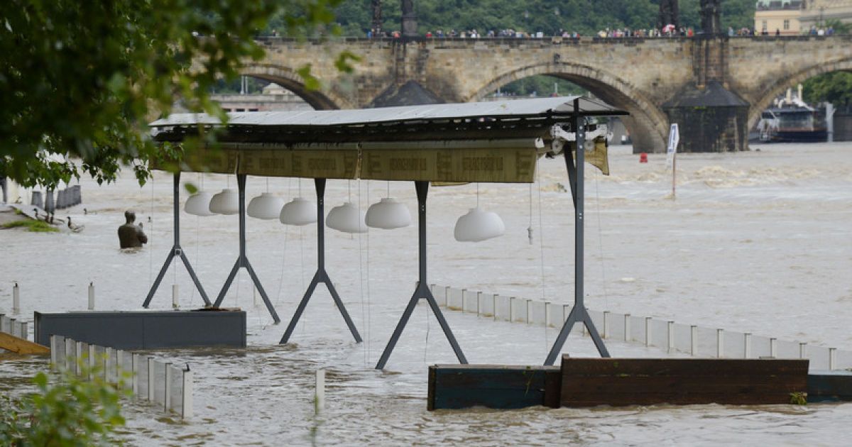 Затоплений ресторан на набережній Праги / © Фото EPA/UPG