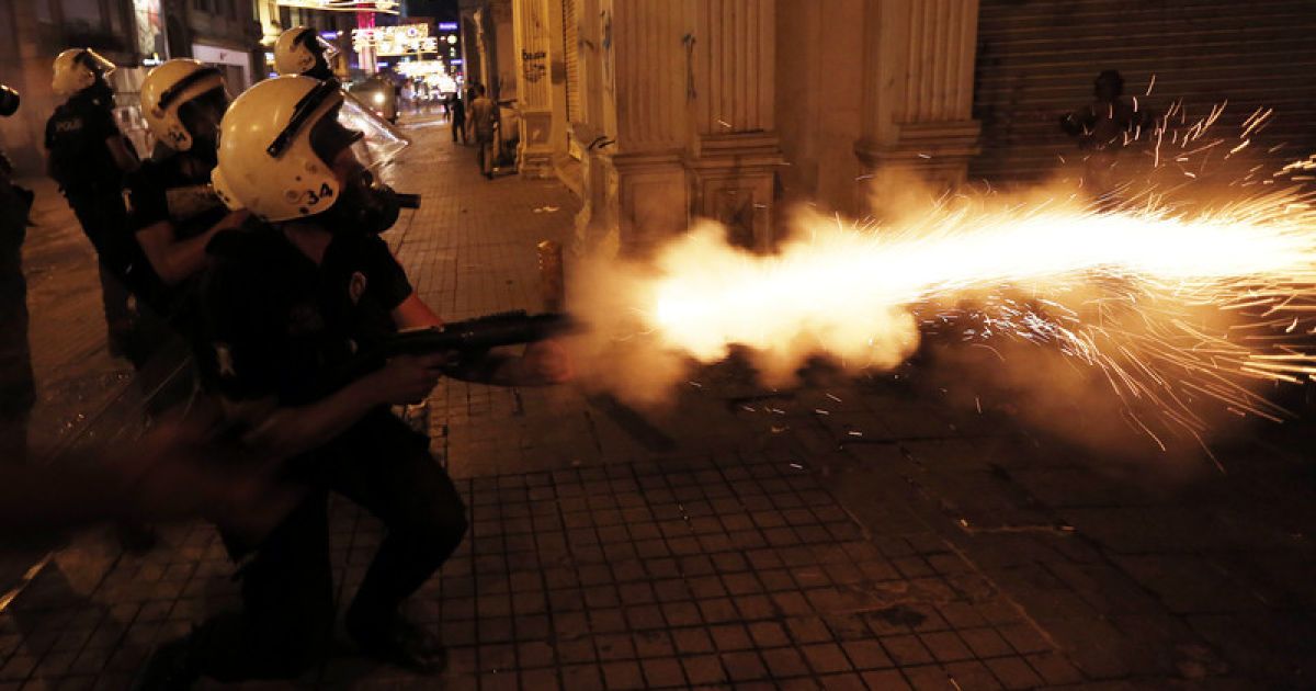 32 поліцейських постраждали