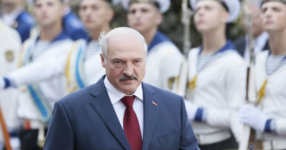 Лукашенко збирається брати по 100 доларів з білорусів за речі з ЄС.