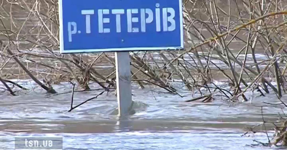 На мосту з води стирчать лише маківки дорожніх знаків
