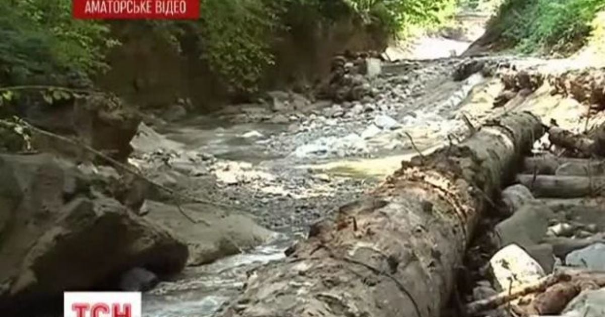 На Буковині геть розмило дорогу до двох сіл