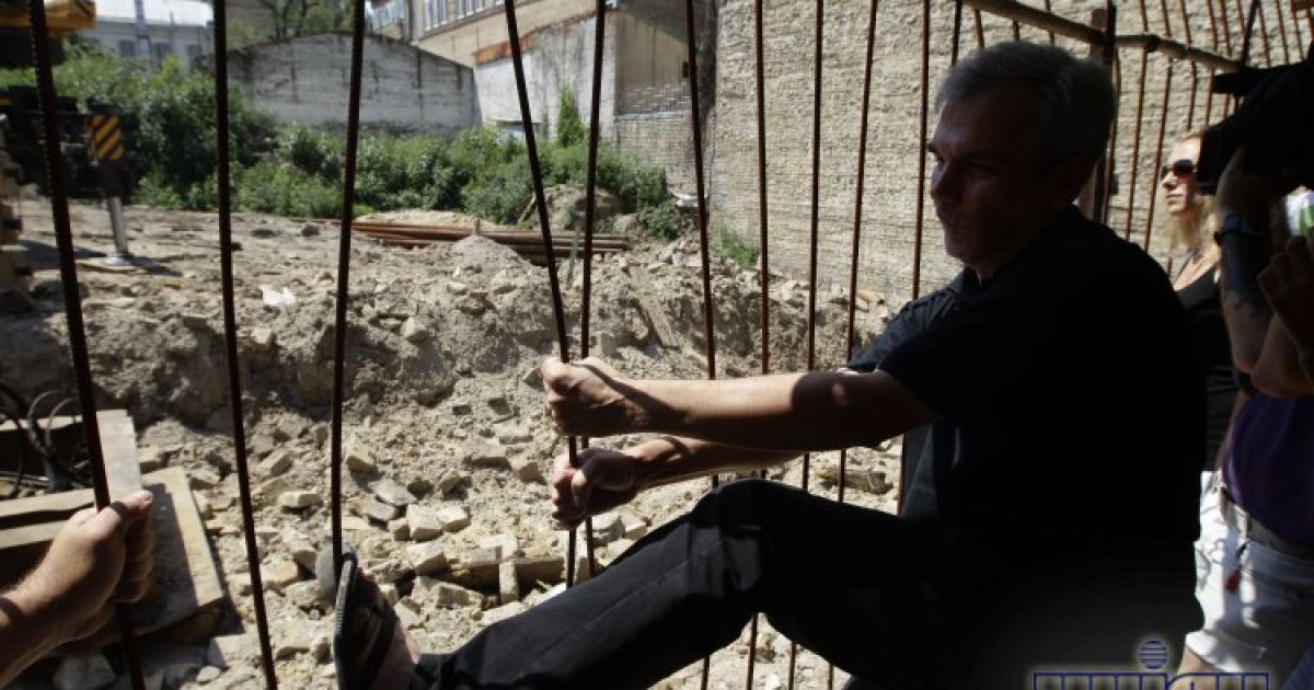 Місцеві жителі знесли паркан на будівництві / © УНІАН