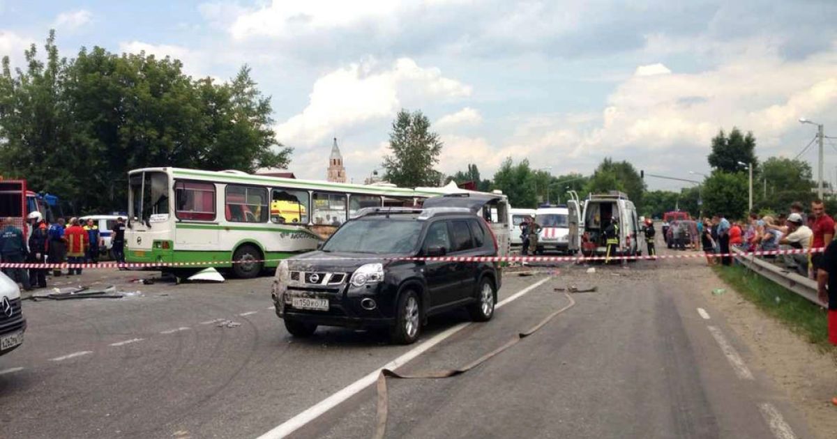 Завантажений щебенем "КАМАЗ" протаранив пасажирський автобус
