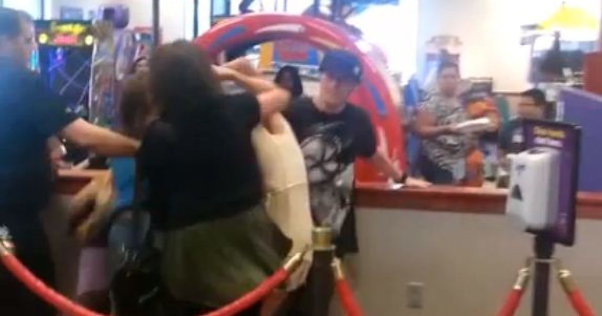 Американка забула свого малюка в руках іншої жінки під час бійки.